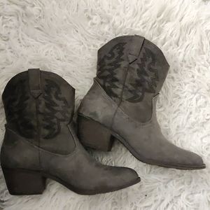 Grey cowboy booties | US 7.5M